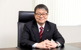 製造(株式会社BIKEN)が販売(BIKEN財団)に安定供給・コスト競争力強化し、販売(BIKEN財団)が研究開発(BIKEN財団)にシェア拡大・ワクチン事業収益増をし、研究開発(BIKEN財団)が製造(株式会社BIKEN)に開発加速・製造委託増加をすることでBIKENグループ内で好循環が生まれている。