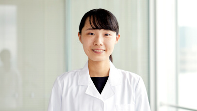 研究員（女性）の写真