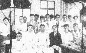 Group photo of 18 staff members at the time of establishment of Kanonji Research Institute