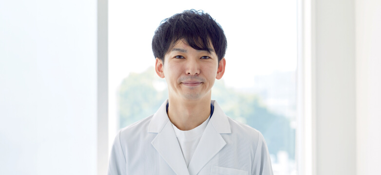 研究員（男性）の写真